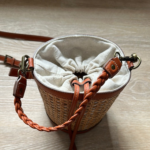 Tommy Bahama woven crossbody bucket bag with removable straps - Picture 5 of 11